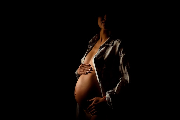 Barriga de mulher grávida mais escuro