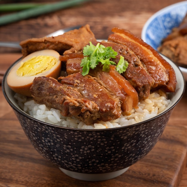 Barriga de porco assada sobre arroz cozido, famosa e deliciosa comida de rua em Taiwan