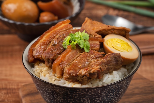 Barriga de porco assada sobre arroz cozido, famosa e deliciosa comida de rua em Taiwan