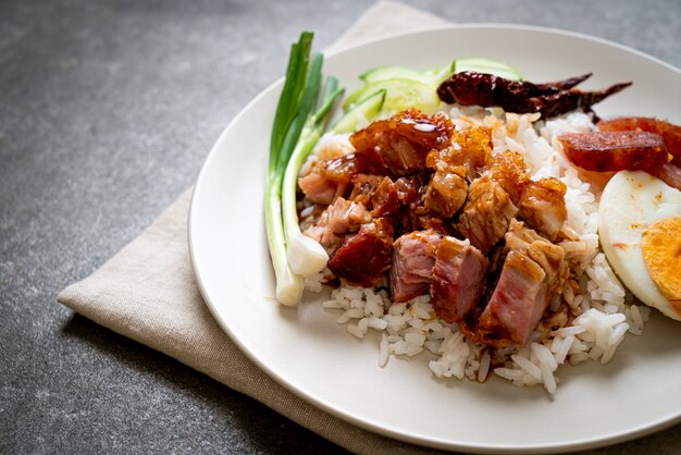 Barriga de porco crocante com arroz coberto