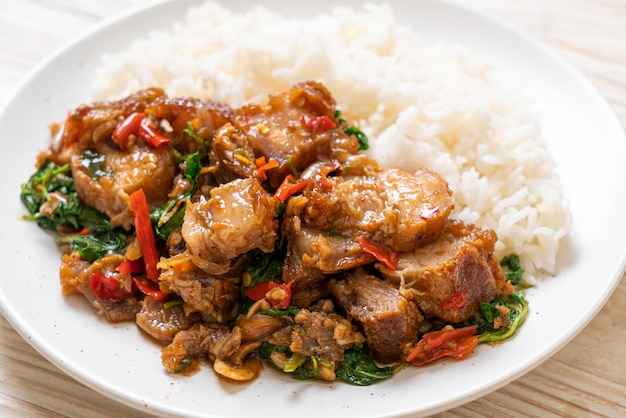 barriga de porco crocante frito e manjericão com arroz