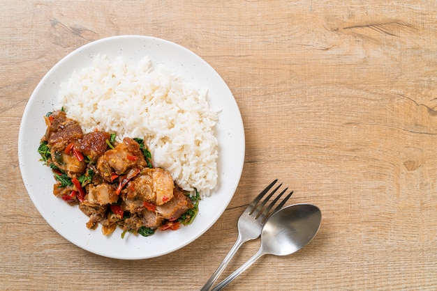 barriga de porco crocante frito e manjericão com arroz