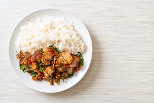 barriga de porco crocante frito e manjericão com arroz