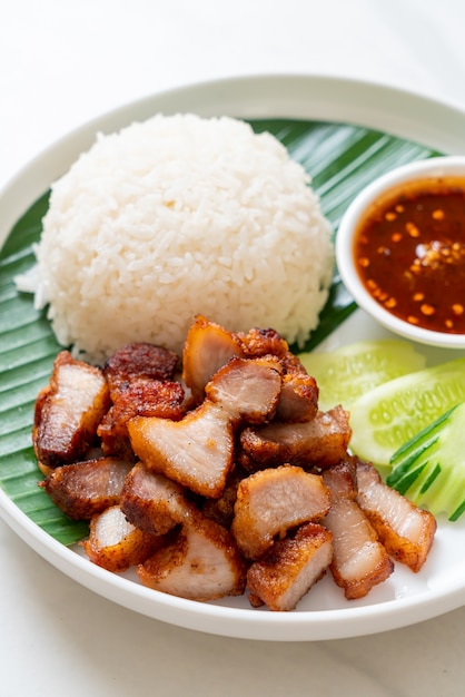 Barriga de porco frita com arroz com molho apimentado em estilo asiático