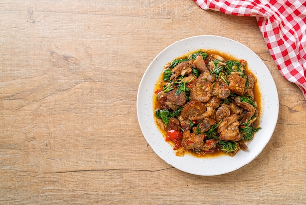 Barriga de porco frita e crocante e manjericão - comida de rua local asiática