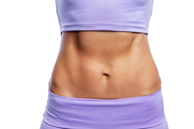 Barriga feminina bronzeada e esbelta com uma dieta esportiva de alívio e estilo de vida saudável Isolado no fundo branco