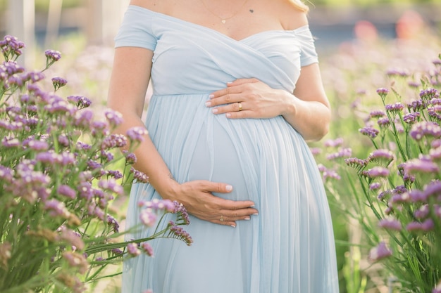 Barriga grávida no meio das flores