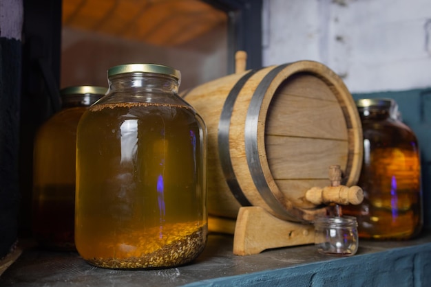 Barril de cerveja com copos de cerveja em uma mesa de madeira o fundo marrom escuro