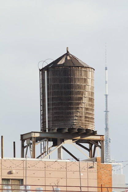 Barril de fogo com água no telhado, Nova York, tiro telefoto