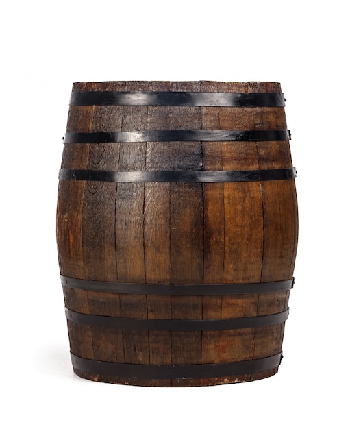 Barril de madeira com anéis de ferro