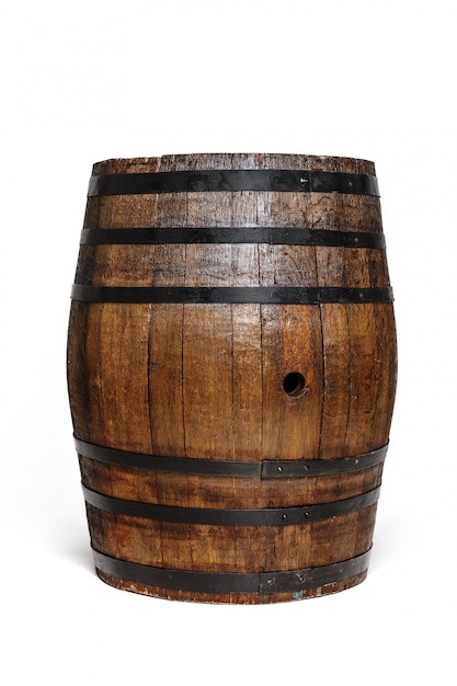 Foto barril de madeira com argolas de ferro.