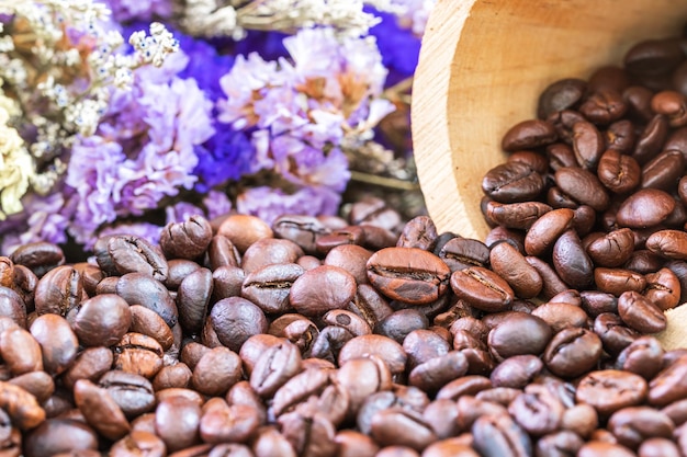 Foto barril de madeira com um monte de grãos de café torrados