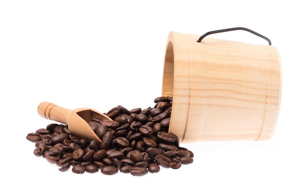 barril de madeira e concha com grãos de café torrados isolados no fundo branco