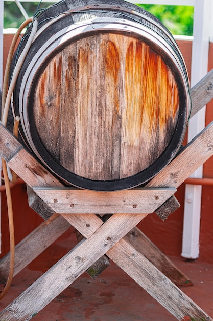 Foto barril de madeira em um cavaleiro