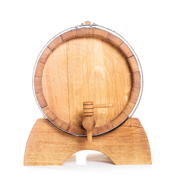 Barril de madeira para vinho isolado no branco