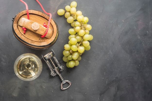 barril de vinho e uva em fundo preto