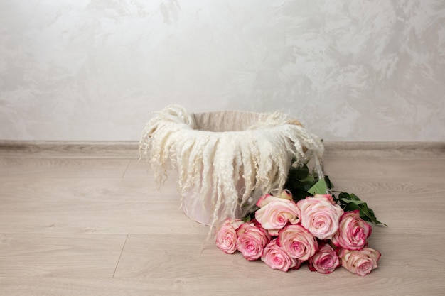 Barril decorado con rosas. cesta para fotografía de recién nacido. muebles para muñecas