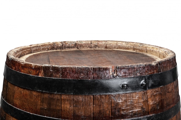 Barril de madera con anillos de hierro