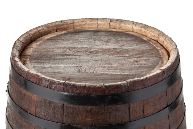 Foto barril de madera con aros de hierro. aislado.