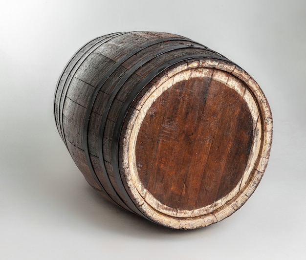 Barril de madera con aros de hierro.