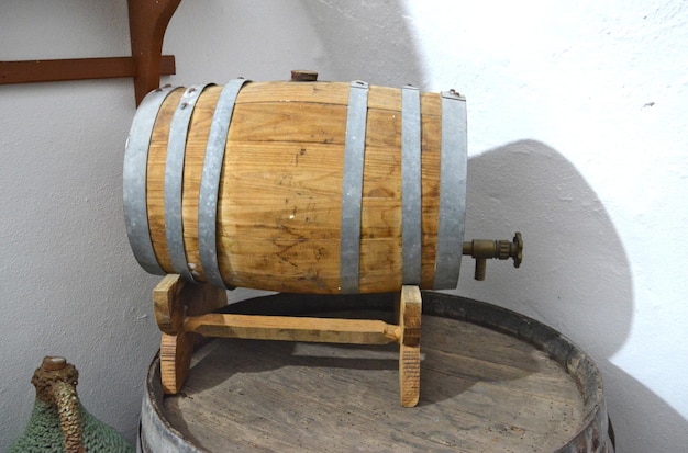 barril de madera para vino aislado cerrar