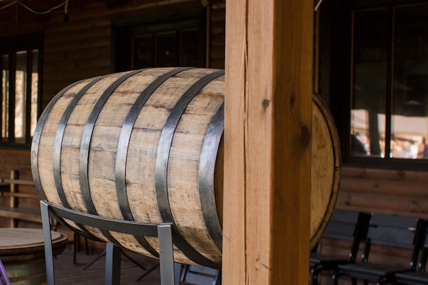 Barril de madera de vino en una bodega