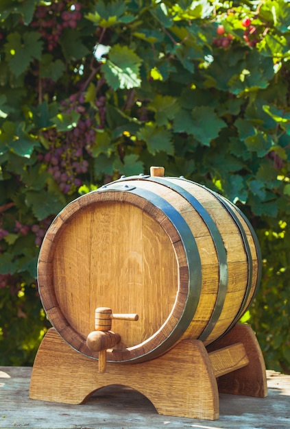 El barril de madera con vino en una mesa al aire libre. Cultura de la bodega