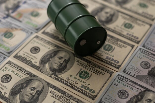 El barril de petróleo de billetes de cien dólares estadounidenses