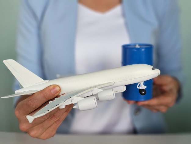 Un barril de petróleo junto a un modelo de avión