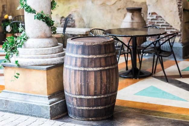 Barril de roble fuera del edificio.