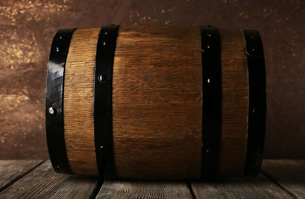 Foto barril sobre mesa de madera sobre fondo de pared de madera