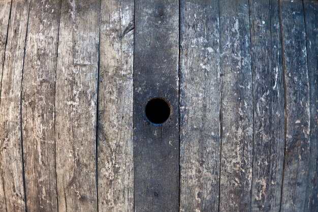 Barril viejo de madera utilizada para la producción de vino italiano