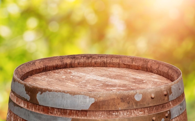 Barril de vino de madera delante de un fondo borroso