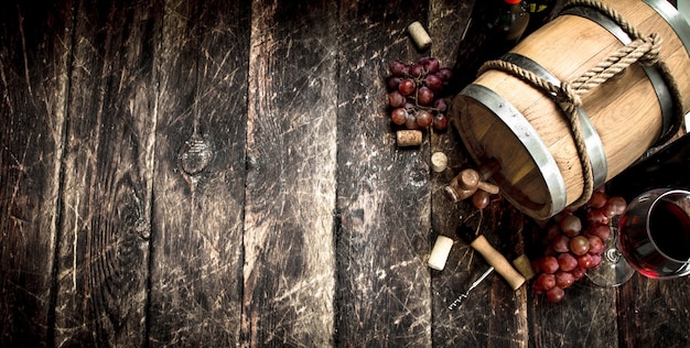 Foto barril con vino tinto y uvas frescas