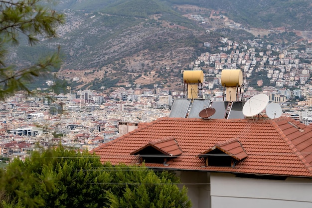 Barriles de agua calentados por baterías solares instaladas en el techo de la casa Energía solar