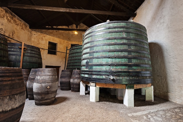 Barriles en la bodega, Porto, Portugal