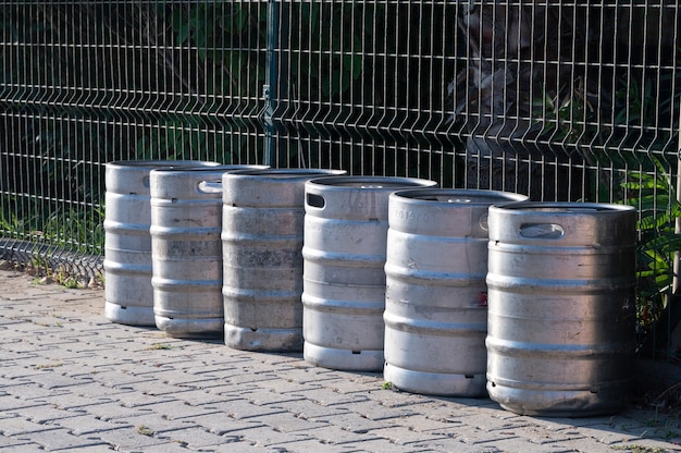 Barriles de hierro de cerveza. Están de pie en el calor.