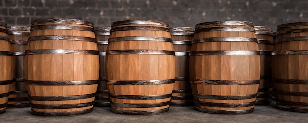 Barriles de madera en el fondo de la bodega, espacio vacío en el barril para publicidad