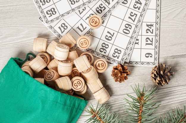 Barriles de madera de lotería con bolsa y tarjetas de juego para un juego de lotería