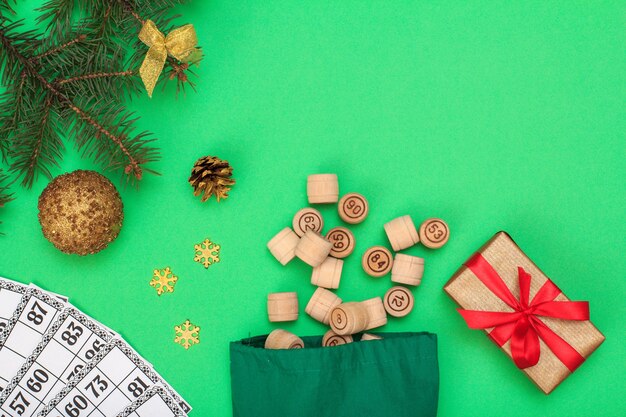 Foto barriles de madera de lotería con bolsa y tarjetas de juego para un juego de lotería