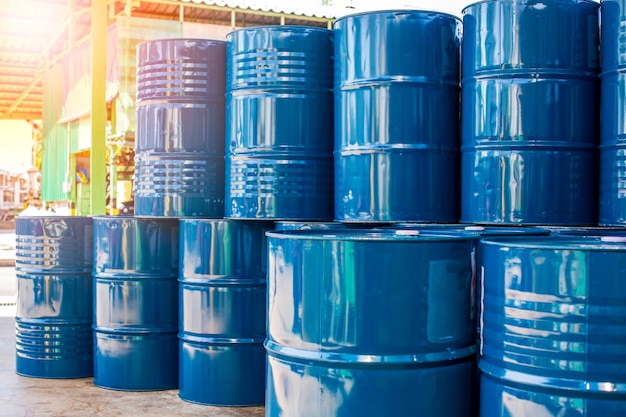 Barriles de petróleo azul o bidones químicos apilados verticales