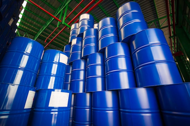 Barriles de petróleo azules o bidones químicos apilados verticalmente