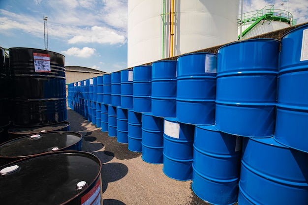 Barriles de petróleo azules o bidones químicos verticales