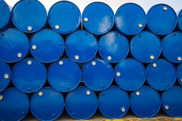 Barriles de petróleo bidones azules o químicos