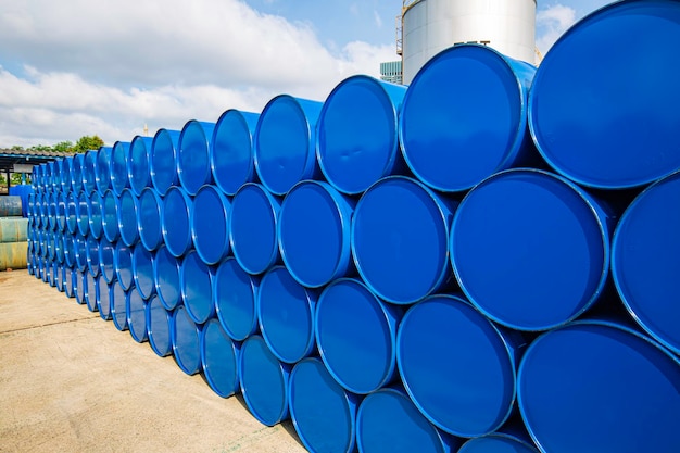 Barriles de petróleo bidones azules o químicos