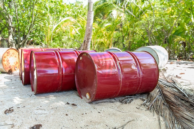 Foto barriles de petróleo en la playa de la polinesia francesa