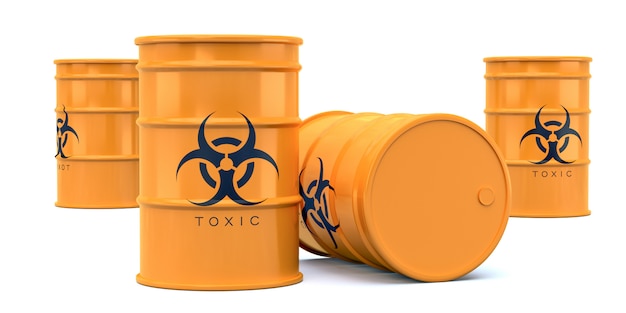 Barriles de residuos tóxicos de riesgo biológico amarillo aislados en blanco