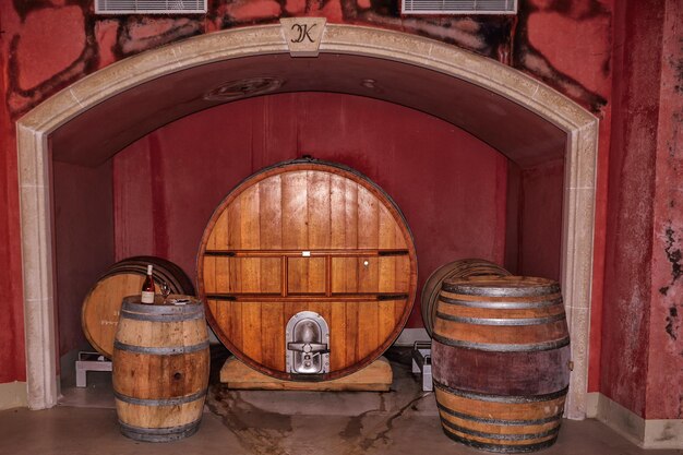 Barriles de vino en el almacén