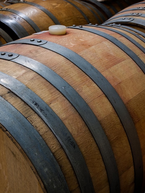 Barriles de vino apilados en el área de la bodega de la viña en Palosade, Colorado.