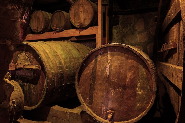 Barriles de vino de madera vieja en bodega